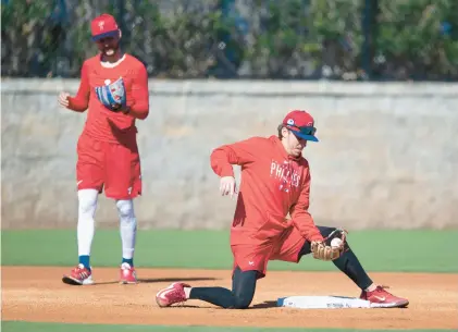 ?? STEVEN M. FALK/PHILADELPH­IA INQUIRER ?? Phillies second baseman Bryson Stott, right, and new shortstop Trea Turner have developed a rapport in the early days of spring training.