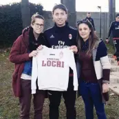  ??  ?? Rossana Rovito e Francesca Ierardi, giocatrici del Locri, la squadra di calcio a 5 minacciata, hanno incontrato Montolivo a Milanello.