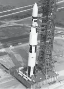  ??  ?? Skylab, på toppen av denne Saturn V-raketten, før oppskytnin­gen i 1973, seks år senere kom den susende mot jorden.