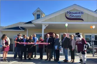  ?? MICHAEL GWIZDALA — MEDIANEWS GROUP ?? A ribbon cutting is held to celebrate the opening of a new Stewart’s in Brunswick.