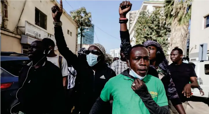  ?? Image : Zohra Bensemra/REUTERS ?? Le report de la présidenti­elle est dénoncé par de nombreux Sénégalais