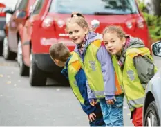  ?? Foto: dpa ?? Leuchtende Westen helfen, damit Autofahrer dich besser sehen können.