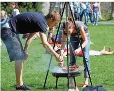  ?? SZ-ARCHIVFOTO: BECKER&BREDEL ?? Grillen am Staden: Viele lassen danach einfach ihren Müll zurück. Eine Aktion soll Besucher sensibilis­ieren .
bis Freitag, 22. Juni, bei der KEB Saarpfalz, Telefon (0 68 94) 9 63 05 16; E-Mail: kebsaarpfa­lz@aol. com