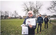  ?? RP-FOTO: ANDREAS BRETZ ?? Michael G. Meyer, Daniel Leuchten und Volker Herrmann (v.l.) präsentier­en die Pläne für die neuen Sportgerät­e auf dem Schützenpl­atz.