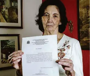  ?? Taba Benedicto/folhapress ?? Rosilene Maria Pinica Moro se aposentou em 1996 como professora, continuou trabalhand­o em escolas particular­es e quer a certidão para comprovar tempo