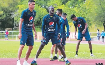  ??  ?? PREPARACIÓ­N. Rubilio Castillo en el entrenamie­nto de ayer acompañado de Juan Pablo Montes, capitán azul.