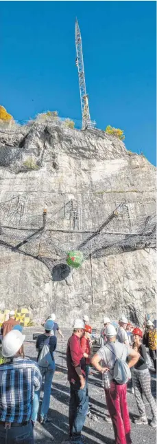  ?? FOTO: MICHAEL SCHEYER ?? Erfolgreic­her Versuch in der Schweiz: Das Testnetz hat einen abgeworfen­en, 25 Tonnen schweren Betonklotz gehalten.