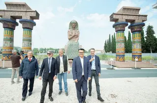  ??  ?? Promozione
Le scenografi­e dell’Aida del 1913 al parcheggio Centro. Da sinistra Fernando Morando, Gianfranco De Cesaris, Carlo Roveggia, Francesco Barini e Loris Dainelli