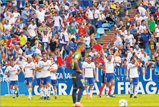  ??  ?? ALEGRÍA. Los jugadores del Real Zaragoza celebran la victoria del pasado sábado contra el Sporting.