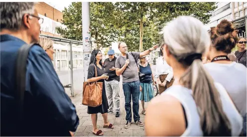  ?? FOTO: ANDREAS ENDERMANN ?? Planungsde­zernentin Cornelia Zuschke und Künstler Markus Ambach bei dem Rundgang, der auch zum Fernbusbah­nhof führte.