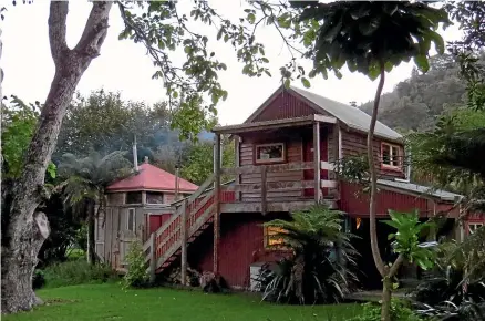  ?? SADIE BECKMAN ?? The quirky but cosy cottage accommodat­ion at The Flying Fox, Whanganui.