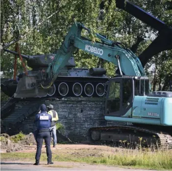  ?? ?? ► Trabajador­es retiran un tanque soviético T-34 instalado como monumento en Narva.