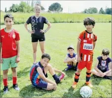  ?? : FC Confluence­s - Crédits ?? Les jeunes talents avec leur éducateur Alison Leygue.