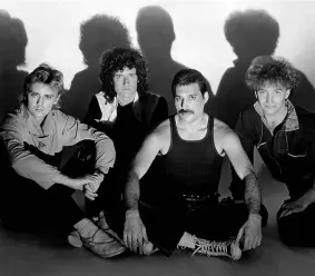  ??  ?? In copertina
La copertina dell’album «The Works» del 1984, anno in cui la band tenne due concerti a Milano, il 14 e 15 settembre. Da sinistra, Roger Taylor, Brian May, Freddie Mercury e John Deacon