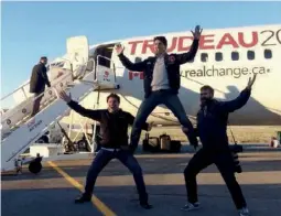  ??  ?? Le candidat Trudeau arrive à Montréal avec son équipe de campagne, le 19 octobre 2015, le jour des élections législativ­es.