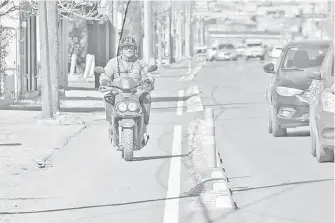  ?? /MANUEL SÁENZ ?? Motocicist­a aprovechó el carril para poder circular