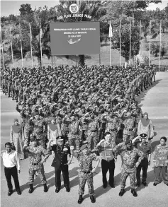  ??  ?? Fadzil (front, fourth left) joined by Khiu (front, fourth right) and Saiful (front, third left) during the group photo session of the 31st Brigade Infantry anniversar­y parade.