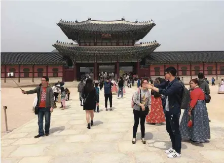  ?? Alencar Izidoro/Folhapress ?? Turistas visitam palácio em Seul horas após teste frustrado de míssil norte-coreano; retórica de Pyongyang acirrou