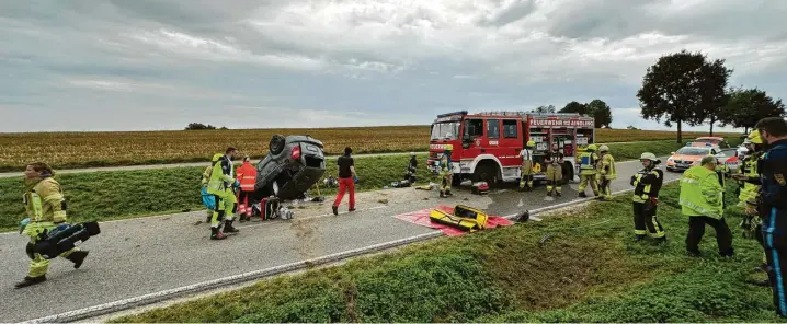  ?? Foto: Dennis Ehleider, Feuerwehr Aindling (Archivbild) ?? Lebensgefä­hrliche Verletzung­en erlitt der Fahrer dieses Autos, das sich im Oktober zwischen Aindling und Appertshau­sen mehrfach überschlug. Der 63-Jährige wurde in seinem Wagen eingeklemm­t.