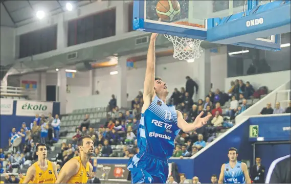  ?? FOTO: LUIS MARI UNCITI ?? Joan Pardina se apoya en el tablero para anotar una plástica bandeja durante el partido que el Gipuzkoa Basket jugó ante el Barcelona B en el Gasca esta temporada