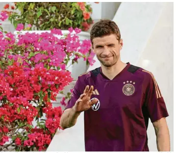  ?? Foto: Christian Charisius, dpa ?? Thomas Müller und der bunte Blumenschm­uck im Dfb-basecamp zeigen es an: Rechtzeiti­g zum Turniersta­rt meldet sich der Wm-torjäger wieder fit.