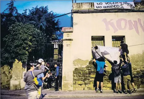  ??  ?? Pancarta de protesta Els veïns proven de penjarla a la façana en una de les cassolades d’aquests dies