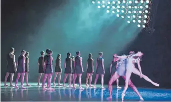  ?? FOTO: STUTTGARTE­R BALLETT ?? „Dark Glow“(Dunkle Glut) heißt das Stück der Choreograf­in Katarzyna Kozielska, das mit runden Bewegungen beginnt und später Eifersucht und Isolation greifbar macht.