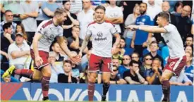  ?? AFP ?? Stephen Ward celebró junto a sus compas del Burnley.