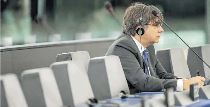  ?? Patrick Seeger / Efe ?? Carles Puigdemont, durante una sesión en el Parlamento Europeo, en Estrasburg­o, el pasado enero.