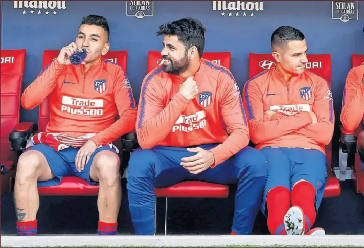  ??  ?? Correa, Diego Costa, Vitolo, Thomas y Adán, en el banquillo del Atlético de Madrid.