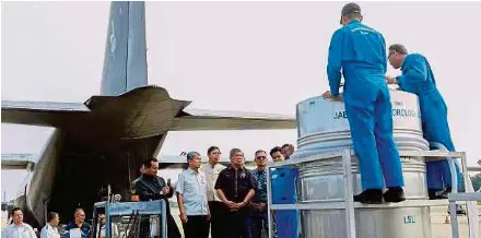  ?? (Foto BERNAMA) ?? Mohamad meninjau persiapan operasi pembenihan awan di Kelantan menggunaka­n pesawat pengangkut C130H di Pangkalan TUDM Subang, semalam.