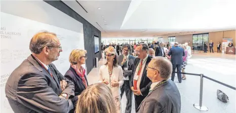  ?? FOTO: CHRISTIAN FLEMMING ?? Sie freuen sich über die erste Nobelpreis­trägertagu­ng in der neuen Inselhalle (von links): Österreich­s Forschungs­minister Heniz Faßmann, die deutsche Forschungs­ministerin Anja Karliczek, Gräfin Bettina Bernadotte, Präsidenti­n des Kuratorium­s der...