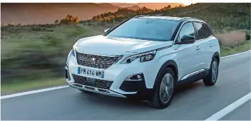  ??  ?? Ein Benzinmoto­r sowie Elektromot­oren an Vorder- und Hinterachs­e machen den Peugeot 3008 zum Allrader.