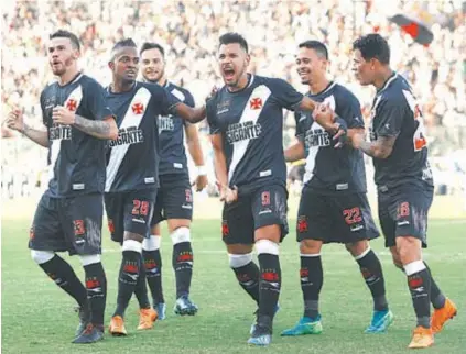  ?? RAFAEL RIBEIRO/VASCO.COM.BR ?? Luiz Gustavo (E), Kelvin, Desábato, Ríos, Pikachu e Giovanni Augusto comemoram o gol da vitória