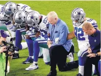  ?? MATT YORK/ASSOCIATED PRESS ?? Dallas Cowboys owner Jerry Jones, center, joined his players and took a knee during the national anthem Monday.