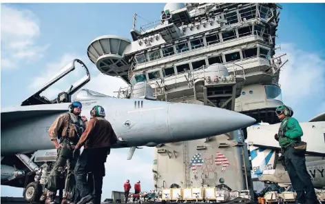  ?? FOTO: AP ?? Ein einsatzber­eiter F-18 Kampfjet an Bord des amerikanis­chen Flugzeugtr­ägers USS Abraham Lincoln, der in der Golfregion kreuzt.