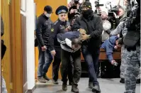  ?? ?? UN SOSPECHOSO del tiroteo en Crocus City Hall es escoltado por la polícía y agentes del FSB, el pasado 24 de marzo.