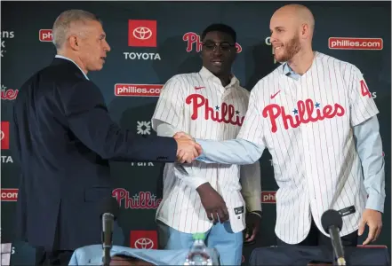  ?? MATT ROURKE – THE ASSOCIATED PRESS ?? New Phillies manager Joe Girardi, left, greets free agent signees Didi Gregorius, center, and Zack Wheeler at a press conference at Citizens Bank Park.