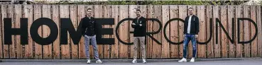  ??  ?? Oliver Bierhoff (l.) und Manuel Neuer (r.) mit Adidas-Chef Kasper Rorstedt vor dem EM-Quartier.
FOTO: DPA