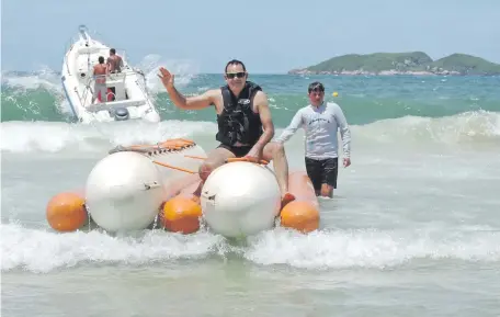  ??  ?? Óscar Santiago Ledesma Landaida difrutando de una de sus vacaciones en el Brasil. El funcionari­o municipal ostentó sus viajes a diferentes destinos turísticos a través de sus redes sociales.