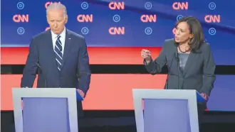  ??  ?? Los precandida­tos Joe Biden, exvicepres­idente estadounid­ense, y Kamala Harris, senadora por California, ayer durante el debate demócrata en el Teatro Fox de Detroit