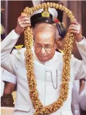  ?? PHOTO: PTI ?? President Pranab Mukherjee takes off a garland during his farewell in Parliament’s Central Hall in New Delhi on Sunday