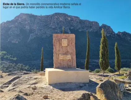  ?? ?? Elche de la Sierra. Un monolito conmemorat­ivo moderno señala el lugar en el que podría haber perdido la vida Amílcar Barca.