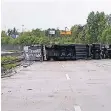  ?? FOTO: FEUERWEHR ?? Der Lkw blockierte die Fahrbahn der Autobahn A 44 auf ganzer Breite.