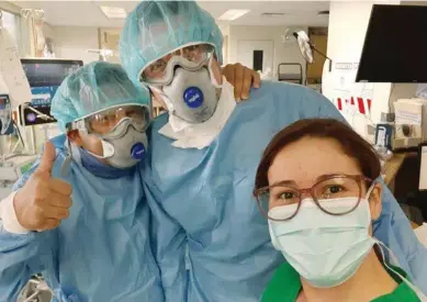  ?? CORTESÍA: JORGE GARITA ?? Odir Ramírez (izquierda) y Giselle Calderón (derecha) son parte de los compañeros del enfermero Jorge Garita (centro) en la UCI del Hospital México.