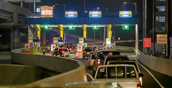  ?? RAFFY LERMA ?? SMOOTH RIDE Motorists breeze through the newly opened portion of Naia Expressway leading to Terminals 1 and 2.