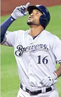  ?? AP ?? Domingo Santana, de los Cerveceros de Milwaukee, cruza el plato tras batear un jonrón en la parte alta del cuarto episodio ante los Piratas de Pittsburgh.