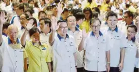  ??  ?? Datuk Seri Liow Tiong Lai (third from left) with party Perak MCA’s annual general meeting last
multiracia­l outlook to regain its appeal.