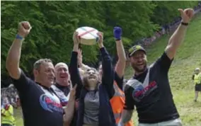  ?? FOTO AP ?? Delaney Irving was niet bij bewustzijn toen ze over de meet rolde als winnares bij de vrouwen.