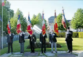  ??  ?? Les 6 porte-drapeaux